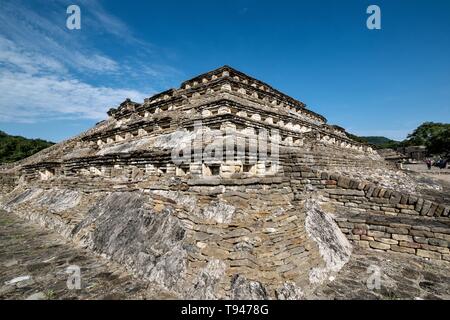 Mesoamerica piramide chiamato edificio 16 nel gruppo di Arroyo al pre-Colombiano complesso archeologico di El Tajin in Tajin Veracruz, Messico. El Tajín fiorita da 600 a 1200 CE e durante questo tempo numerosi templi, palazzi, ballcourts, e le piramidi sono state costruite dai Totonac persone ed è uno dei più grandi e importanti città dell'epoca classica della Mesoamerica. Foto Stock