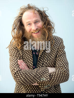 Foto ritratto di attore, Paul Kaye su uno sfondo bianco. Foto Stock