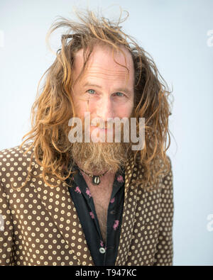 Foto ritratto di attore, Paul Kaye su uno sfondo bianco. Foto Stock