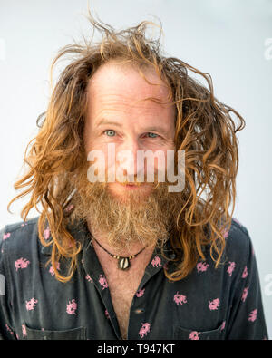 Foto ritratto di attore, Paul Kaye su uno sfondo bianco. Foto Stock