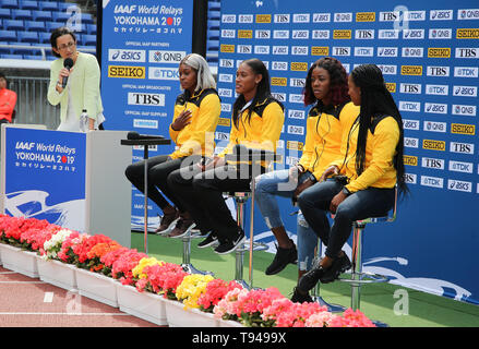 YOKOHAMA, Giappone - 10 Maggio: Giamaica donna 4x200m team (Shelly-Ann Fraser-Pryce, Shericka Jackson, Stephenie Ann McPherson, Elaine Thompson) durante la conferenza stampa ufficiale del 2019 mondiali IAAF Campionati di relè al Nissan Stadium il 10 maggio 2019 a Yokohama, Giappone. (Foto di Roger Sedres per la IAAF) Foto Stock