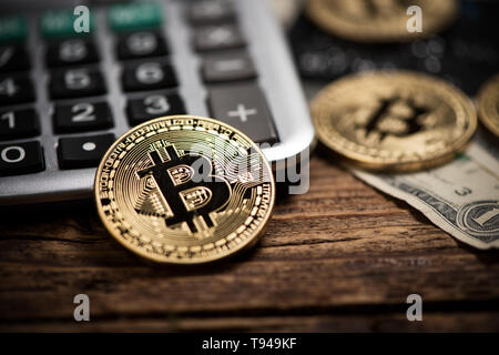 Cryptocurrency. bitcoin con dollari e calcolatrice close up Foto Stock