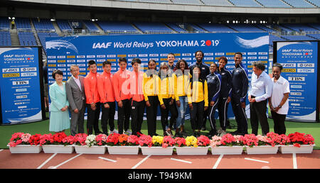 YOKOHAMA, Giappone - 10 Maggio: Sindaco di Yokohama Fumiko Hayashi, JAAF presidente Hiroshi Yokokawa, apan 4x100m team (Yoshihide Kiryu, Ryota Yamagata, Yuki Koike, Shuhei Tada), Giamaica donna 4x200m team (Shelly-Ann Fraser-Pryce, Shericka Jackson, Stephenie Ann McPherson, Elaine Thompson), usa ostacoli navetta team relè (Devon Allen, Christina Clemons, Freddie Crittenden, Ryan Fontenot, Regina Harrison, Sharika Nelvis), IAAF Presidente Sebastian Coe e IAAF Ambasciatore, Gail Devers, durante la conferenza stampa ufficiale del 2019 mondiali IAAF Campionati di relè al Nissan Stadium il 10 maggio Foto Stock