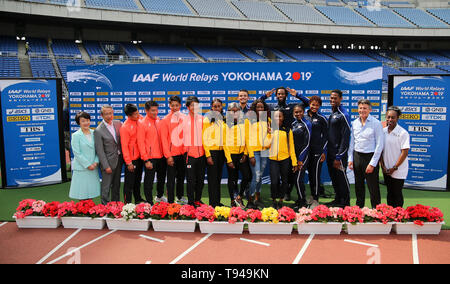 YOKOHAMA, Giappone - 10 Maggio: Sindaco di Yokohama Fumiko Hayashi, JAAF presidente Hiroshi Yokokawa, apan 4x100m team (Yoshihide Kiryu, Ryota Yamagata, Yuki Koike, Shuhei Tada), Giamaica donna 4x200m team (Shelly-Ann Fraser-Pryce, Shericka Jackson, Stephenie Ann McPherson, Elaine Thompson), usa ostacoli navetta team relè (Devon Allen, Christina Clemons, Freddie Crittenden, Ryan Fontenot, Regina Harrison, Sharika Nelvis), IAAF Presidente Sebastian Coe e IAAF Ambasciatore, Gail Devers, durante la conferenza stampa ufficiale del 2019 mondiali IAAF Campionati di relè al Nissan Stadium il 10 maggio Foto Stock