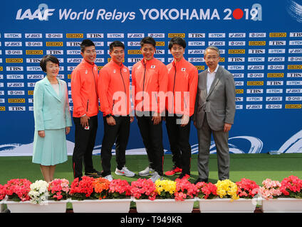 YOKOHAMA, Giappone - 10 Maggio: Sindaco di Yokohama Fumiko Hayashi, Giappone 4x100m team (Yoshihide Kiryu, Ryota Yamagata, Yuki Koike, Shuhei Tada) e JAAF presidente Hiroshi Yokokawa durante la conferenza stampa ufficiale del 2019 mondiali IAAF Campionati di relè al Nissan Stadium il 10 maggio 2019 a Yokohama, Giappone. (Foto di Roger Sedres per la IAAF) Foto Stock