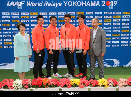 YOKOHAMA, Giappone - 10 Maggio: Sindaco di Yokohama Fumiko Hayashi, Giappone 4x100m team (Yoshihide Kiryu, Ryota Yamagata, Yuki Koike, Shuhei Tada) e JAAF presidente Hiroshi Yokokawa durante la conferenza stampa ufficiale del 2019 mondiali IAAF Campionati di relè al Nissan Stadium il 10 maggio 2019 a Yokohama, Giappone. (Foto di Roger Sedres per la IAAF) Foto Stock