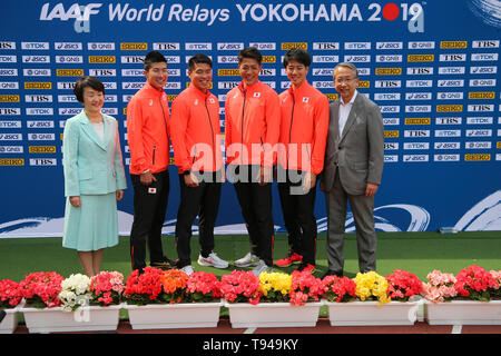 YOKOHAMA, Giappone - 10 Maggio: Sindaco di Yokohama Fumiko Hayashi, Giappone 4x100m team (Yoshihide Kiryu, Ryota Yamagata, Yuki Koike, Shuhei Tada) e JAAF presidente Hiroshi Yokokawa durante la conferenza stampa ufficiale del 2019 mondiali IAAF Campionati di relè al Nissan Stadium il 10 maggio 2019 a Yokohama, Giappone. (Foto di Roger Sedres per la IAAF) Foto Stock