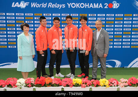 YOKOHAMA, Giappone - 10 Maggio: Sindaco di Yokohama Fumiko Hayashi, Giappone 4x100m team (Yoshihide Kiryu, Ryota Yamagata, Yuki Koike, Shuhei Tada) e JAAF presidente Hiroshi Yokokawa durante la conferenza stampa ufficiale del 2019 mondiali IAAF Campionati di relè al Nissan Stadium il 10 maggio 2019 a Yokohama, Giappone. (Foto di Roger Sedres per la IAAF) Foto Stock