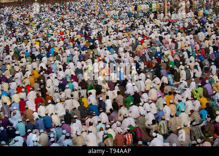 Devoti musulmani offrono Eid-ul-fitr preghiere a Jama Masjid Foto Stock