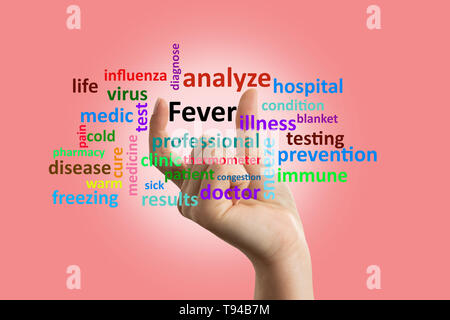 Infermiera femmina mostra febbre con le dita sul display trasparente come sintomo freddo concetto closeup Foto Stock