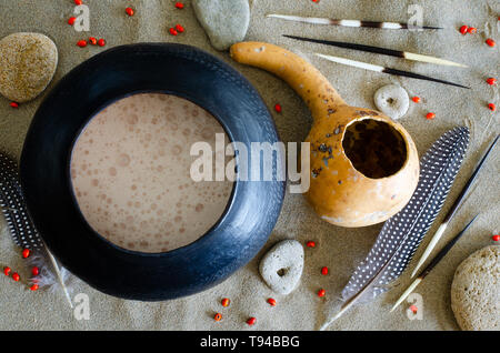 Birra africana, denominato utshwala in Zulu, è prodotta da mealie mangiare e bere fuori di una argilla abbeveratoio chiamato ukhamba. Immagine: Jonathan Foto Stock