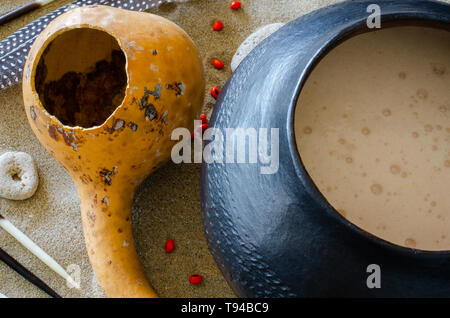 Birra africana, denominato utshwala in Zulu, è prodotta da mealie mangiare e bere fuori di una argilla abbeveratoio chiamato ukhamba. Immagine: Jonathan Foto Stock