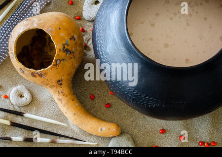 Birra africana, denominato utshwala in Zulu, è prodotta da mealie mangiare e bere fuori di una argilla abbeveratoio chiamato ukhamba. Immagine: Jonathan Foto Stock