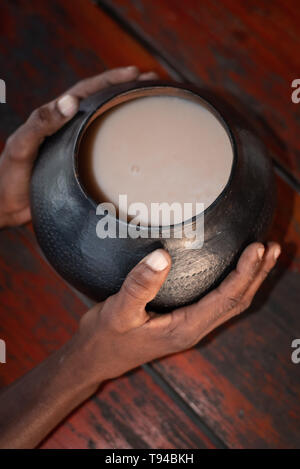 Birra africana, denominato utshwala in Zulu, è prodotta da mealie mangiare e bere fuori di una argilla abbeveratoio chiamato ukhamba. Foto Stock