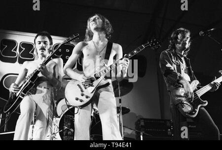 Steve Marriott, Dave 'Clem Clempson' e Greg Ridley di umile Pie eseguire sul palco in Bilzen, Belgio, Agosto 17, 1974. (Foto di Gijsbert Hanekroot) Foto Stock