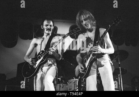 Steve Marriott e Dave 'Clem Clempson' di umile Pie eseguire sul palco in Bilzen, Belgio, Agosto 17, 1974. (Foto di Gijsbert Hanekroot) Foto Stock