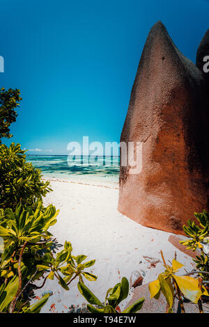 Percorso a piedi tra grandi massi di granito su Anse Source d Argent beach, La Digue Island Seychelles. La maggior parte famost posizione nel mondo. Vacanza tr Foto Stock