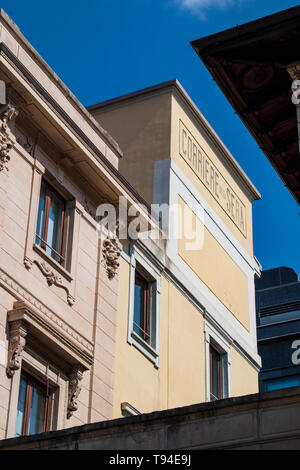 Milano, Italia: segno storico del Corriere della Sera, il più importante e famoso quotidiano italiano, fondata nel 1876, visto da Solferino street Foto Stock