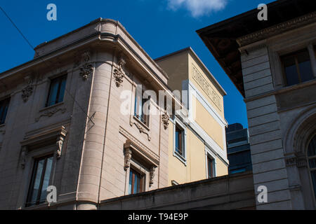 Milano, Italia: segno storico del Corriere della Sera, il più importante e famoso quotidiano italiano, fondata nel 1876, visto da Solferino street Foto Stock