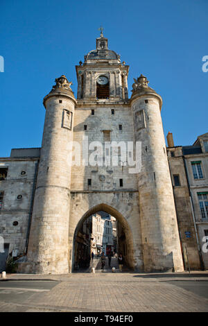 La Rochelle (Centrale Francia occidentale): "Grosse Horloge" (Grande Orologio) City Gate nel centro della città Foto Stock