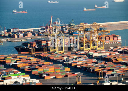 Carico e scarico di navi container presso il terminal APM del porto di Barcellona, logistica marittima impegnata in azione. Foto Stock