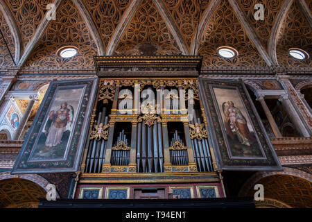 Milano, Italia: San Maurizio al Monastero Maggiore, 1518 chiesa conosciuta come la Cappella Sistina di Milano, l'organo realizzato nel 1554 da Giovan Giacomo Antegnati Foto Stock