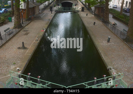 Un piccolo blocco in un canale nel centro della città di Parigi Foto Stock