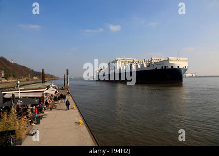 Contenitore-nave sul fiume Elba al molo Blankenese, Amburgo, Germania, Europa Foto Stock