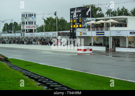 Area dei box, in un giorno di pioggia, a Goodwood 2017 Foto Stock