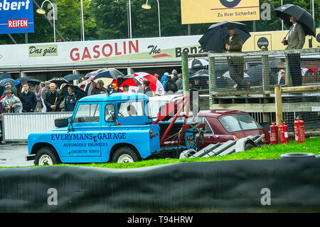 Area dei box, in un giorno di pioggia, a Goodwood 2017 Foto Stock