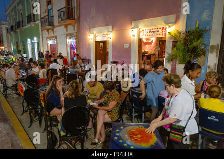 Messico viaggi - turisti e gente locale mangiare fuori in una street cafe, Campeche città vecchia, Campeche Messico America Latina Foto Stock