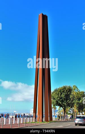 Il Neuf Lignes Le oblique (nove linee oblique) scultura dell'artista francese Bernar Venet, situato sulla Promenade des Anglais, Nice, Francia. Foto Stock