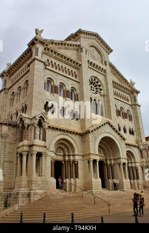 Il Principato di Monaco, Francia - 25 Ottobre 2018: i turisti al di fuori della parte anteriore esterna del la Chiesa Cattolica Romana la Cattedrale di San Nicola. Foto Stock