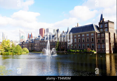 Il Binnenhof, il centro del governo olandese e il Parlamento, uno dei più antichi edifici del Parlamento europeo ancora in uso, con grattacieli dietro Foto Stock