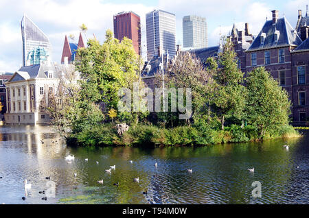 Il Binnenhof, il centro del governo olandese e il Parlamento, uno dei più antichi edifici del Parlamento europeo ancora in uso, con grattacieli dietro Foto Stock