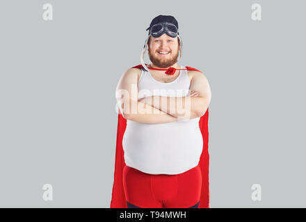 Funny uomo grasso in un costume da supereroe Foto stock - Alamy