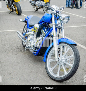 Un editoriale illustrativa immagine raffigurante una motocicletta personalizzata con chassis di colore blu, chrome le parti del motore e anodizzato ruote in lega Foto Stock