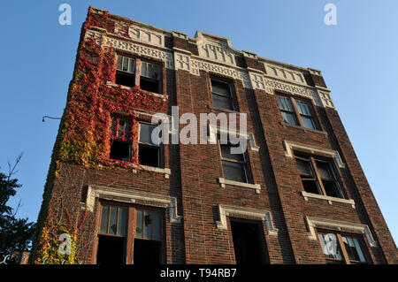 Un abbandonati, vacante appartamento edificio, con molte delle sue finestre rotte, è raffigurato a Detroit, Michigan. Foto Stock
