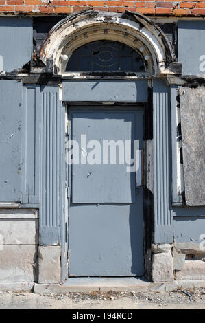 Dettaglio di caratteristiche architettoniche tra cui un ritaglio sopra la porta ad un abbandonato edificio commerciale a Detroit, Michigan. Foto Stock