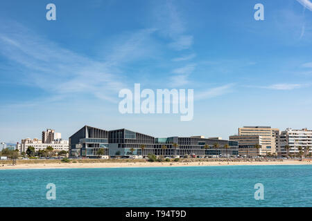 Edificio moderno nella baia di Palma. Maiorca Foto Stock