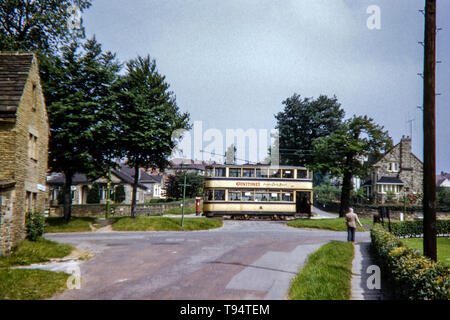 A Sheffield Tram standard come si è visto su Abbey Lane, Beauchief, Sheffield. Immagine presa da Beauchief rigido nel luglio 1955 Foto Stock