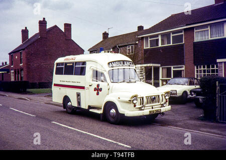 West Midlands Metropolitan servizio ambulanza, Bedford J Lomas. Immagine presa durante i primi anni settanta Foto Stock