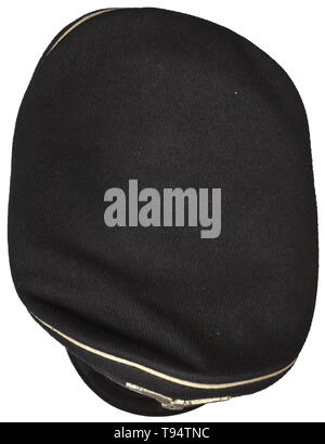 Una visiera berretto per uomini arruolati/sottufficiali della Allgemeine-regolamento SS problema panno nero, rivestimento nero band, tubazioni di bianco, beige camicia di seta, sotto il cappuccio grande trapezio gold-stampigliato rune e designazione dimensionale '56', al di sotto della pelle marrone Fascia assorbisudore un SS/RZM tag, l'interno della Fascia assorbisudore con scritta a mano di colui che lo indossa "identificazione teiner Hans', la parte inferiore della visiera con la timbratura di inchiostro 'RZM SS', argentato metallo non ferroso insegne, brevetto nero Cinturini di pelle. Leggermente usato visiera berretto. storica, storica del xx secolo, Editorial-Use-solo Foto Stock