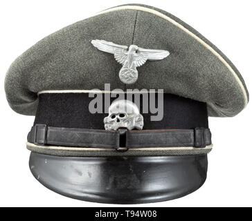 Una visiera berretto per uomini arruolati/NCO delle Waffen-SS tardo esempio realizzato da saccheggiato panno italiana fatta di gabardine italiano (tipico per la successiva Waffen-SS uniforme). Banda di rivestimento di tessuto nero, bianco tubazioni, rivestimento interno di lisca di pesce italiano, cap trapezio Fascia assorbisudore sfilacciati di materiale sostitutivo, la visiera di fibra vulcanizzata, brevetto Cinturini di pelle (tipico modello SS), alluminio insegne. storica, storica del xx secolo, 1930S, 1940s, Waffen-SS Divisione armati delle SS, servizio armato, servizi armati, NS, il socialismo nazionale, il nazismo, il terzo Reich, Reich tedesco, Germania, mili, Editorial-Use-solo Foto Stock