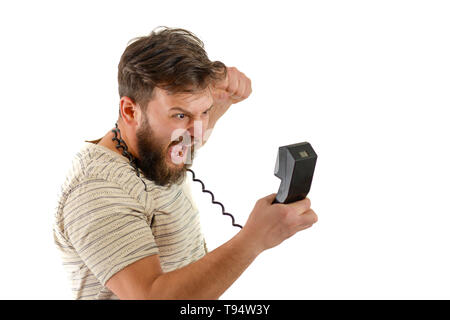 Foto di un uomo arrabbiato che sta parlando in un vecchio telefono, isolati su sfondo bianco Foto Stock