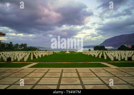 La Baia di Suda War Cemetery è un cimitero militare gestito dalla Commissione delle tombe di guerra del Commonwealth a Souda Bay, Creta, Grecia. Esso contiene buria Foto Stock