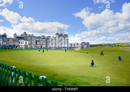 Gli amanti del golf giocare xviii green presso il Royal and Ancient Golf Club di St Andrews in Scozia, Regno Unito. Il club, uno dei più antichi e famosi in tutto il mondo Foto Stock