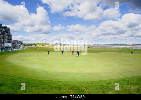 Gli amanti del golf giocare xviii green presso il Royal and Ancient Golf Club di St Andrews in Scozia, Regno Unito. Il club, uno dei più antichi e famosi in tutto il mondo Foto Stock