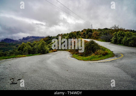 Strada di Montagna. Il concetto di viaggio. Fotografato in Creta, Grecia Foto Stock