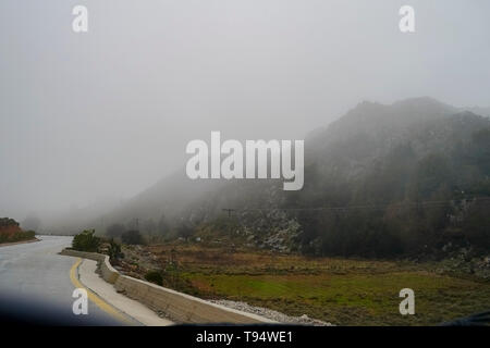 Strada di Montagna. Il concetto di viaggio. Fotografato in Creta, Grecia Foto Stock